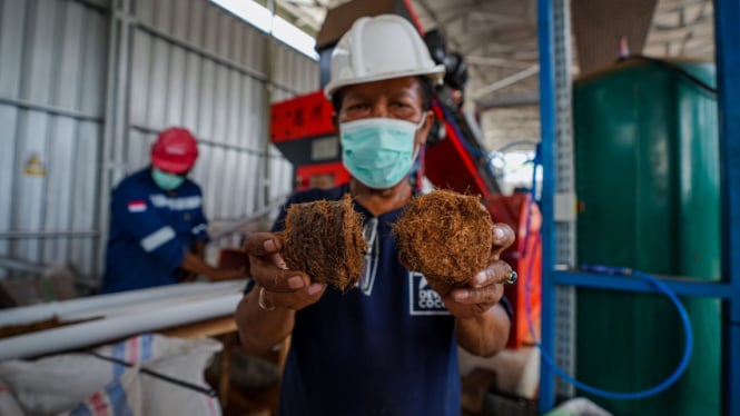 Sabut kelapa dijadikan bahan bakar biomassa.