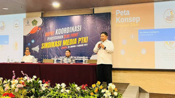 Direktur Jenderal Pendidikan Islam, Prof Dr. Muhammad Ali Ramdhani bersama Direktur PTKI Ahmad Zainul Hamdi dalam agenda Penyusunan Blue Print Sindikasi Media.