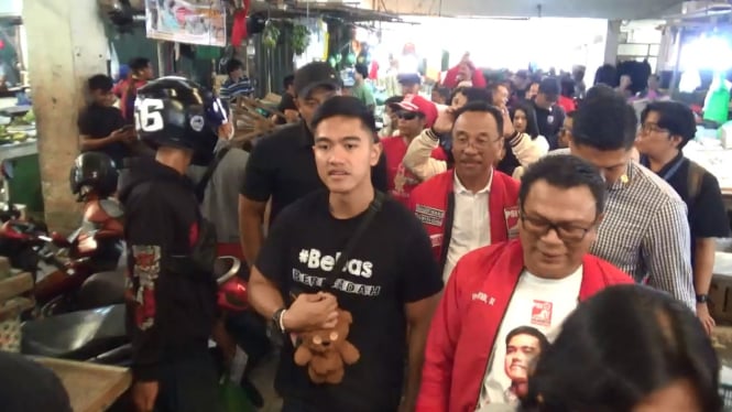  Ketua Umum PSI Kaesang Pangarep blusukan ke Pasar Flamboyan, Pontianak 