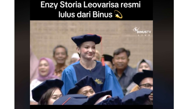 Enzy Storia saat wisuda