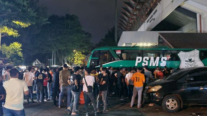  Pendukung Persiraja menahan bus PSMS Medan di Stadion Harapan Bangsa,