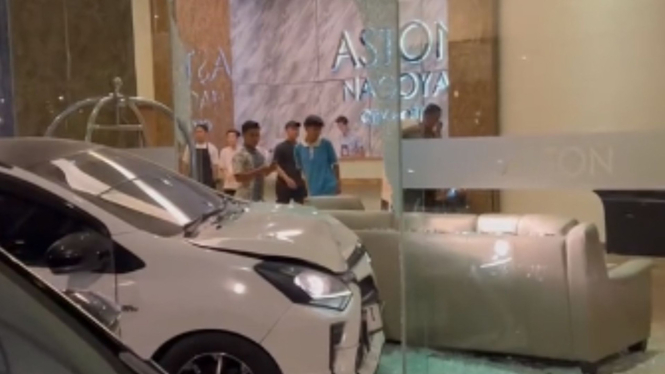Mobil tabrak lobby hotel di Batam