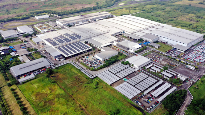 Panel Surya Atap di pabrik perakitan Daihatsu di Karawang Timur