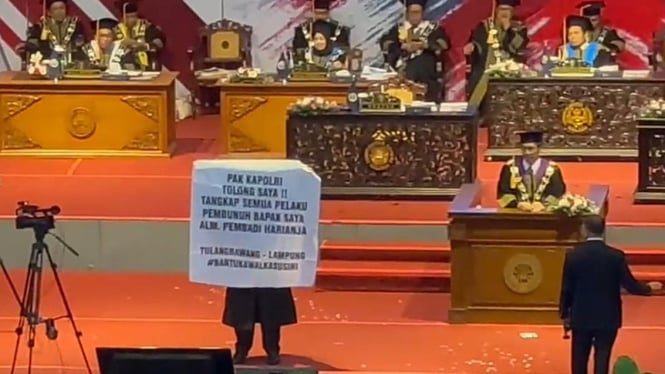 Candra Friyandy Mahasiswa UMN asal Lampung Bentangkan Spanduk saat wisuda