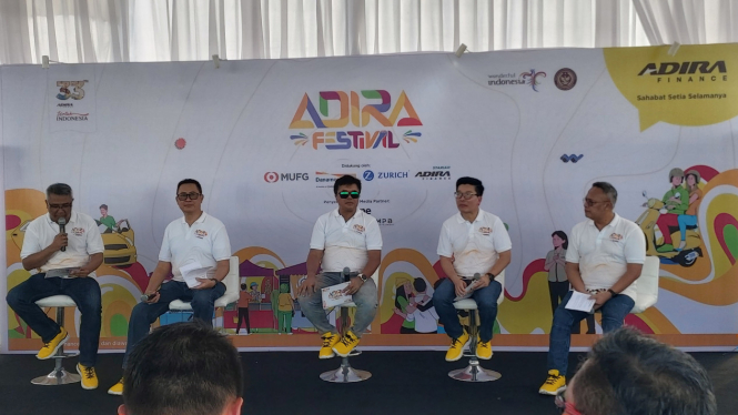 Para pimpinan Adira Finance dalam acara Adira Festival 2023 di Bekasi  