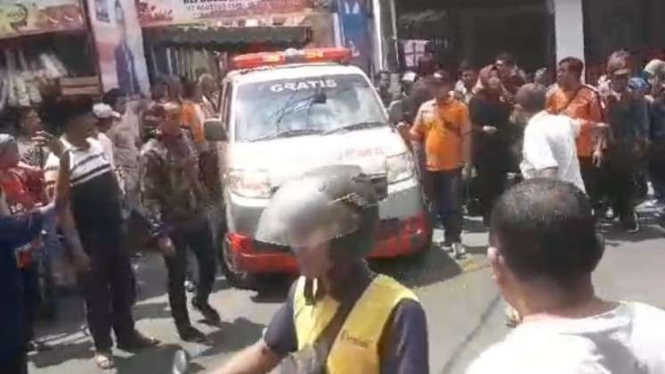 Salah Satu Korban Kecelakaan Maut Minibus Ditabrak KA di Lamongan
