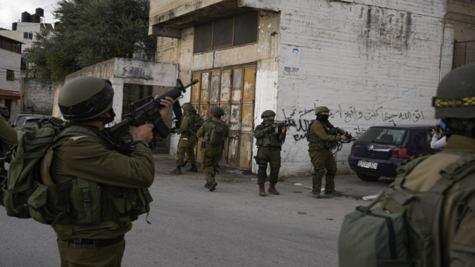 Militer Israel saat melakukan operasi militer di Tepi Barat, Palestina