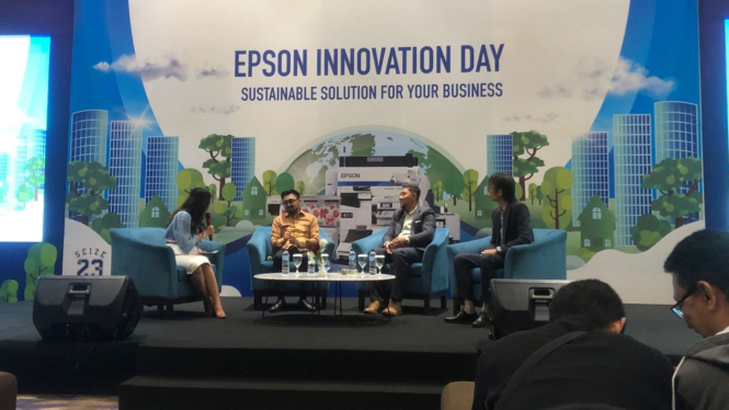 P3DN, Medino D Putra (batik kuning) dan Head of Sales PT Epson Husni (tengah).