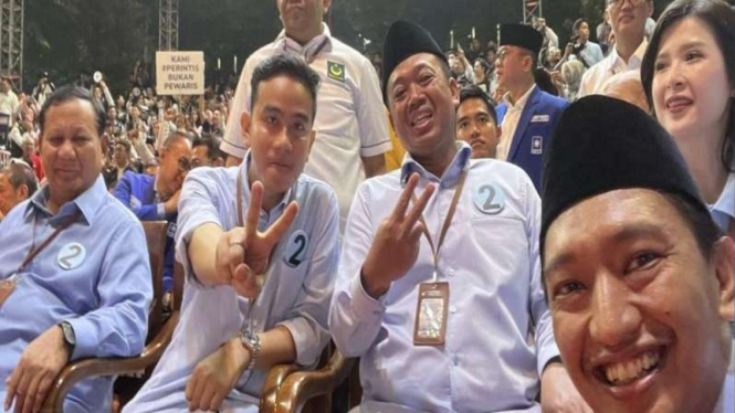 Komandan TKN Fanta, Arief Rosyid Hasan bersama Prabowo-Gibran.