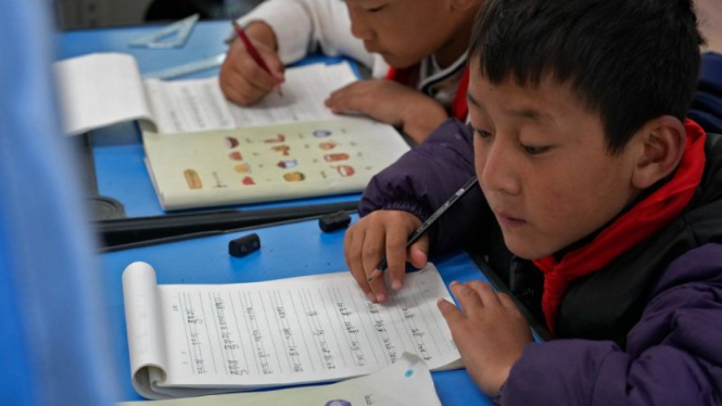 Siswa sekolah asrama khusus asal Tibet menjalani pendidikan jasmani di Tiongkok.