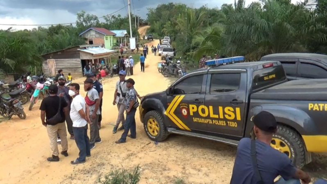 Personil Polres Tebo lakukan pengamanam di areal makam santri.