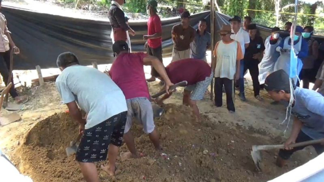 Proses pembongkaran makam Airul, santri Ponpes Raudhatul Mujawwidin Tebo, Jambi