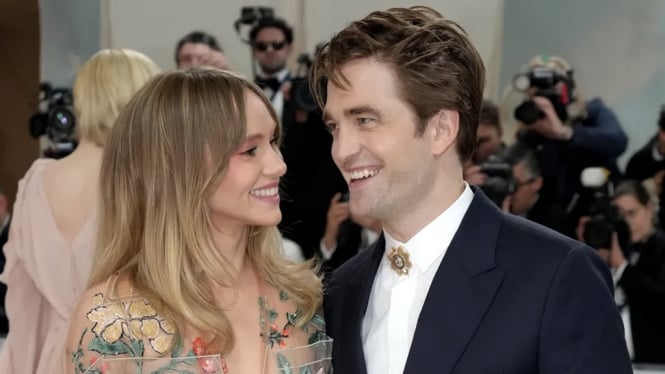 Suki Waterhouse Hamil dari Hubungan dengan Robert Pattinson?