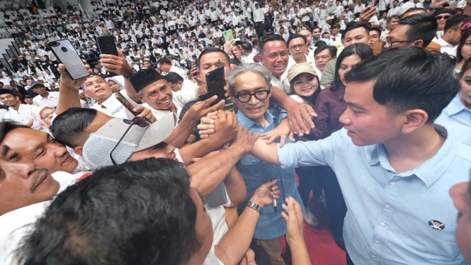 Cawapres 02 Gibran Rakabuming Raka menghadiri acara silaturahmi Kades di GBK