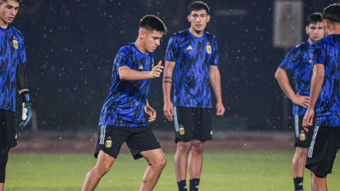 Timnas Argentina U-17 tengah menjalani sesi latihan jelang melawan Venezuela