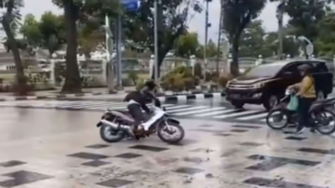 Viral Jalan Dikeramik Banyak Pengendara Motor Terpeleset