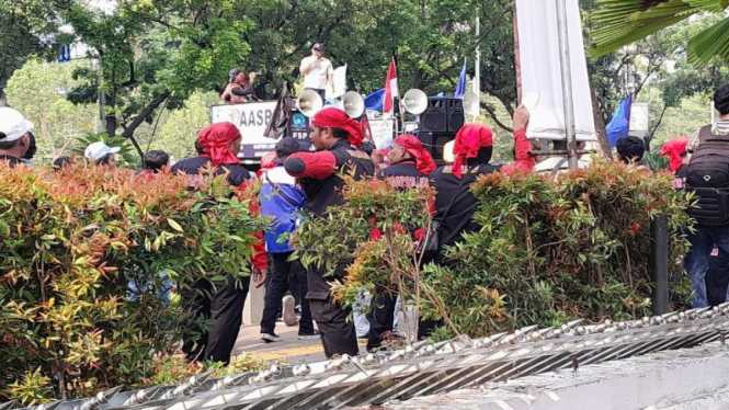 Aksi buruh tuntut kenaikan UMP di Balai Kota DKI.