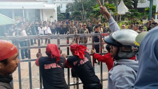 Aksi massa buruh tuntut kenaikan UMP di Balai Kota DKI.