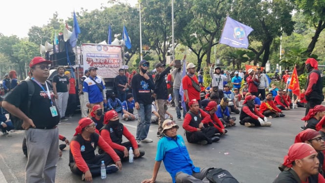 Demo buruh di Balai Kota DKI Jakarta menuntut kenaikan UMP 2024