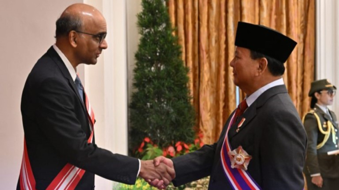 Menteri Pertahanan RI, Prabowo Subianto menerima penganugerahan Darjah Utama Bakti Cemerlang yang disematkan langsung oleh Presiden Singapura, Tharman Sanmugaratnam.