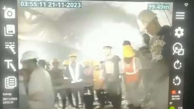 Video Para Pekerja yang Terjebak Selama 9 Hari di Terowongan Runtuh di India