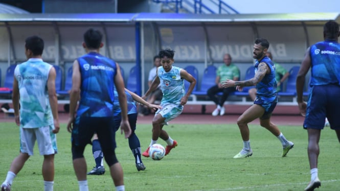  Persib tengah menjalani game internal di Stadion Gelora Bandung Lautan Api, Ban