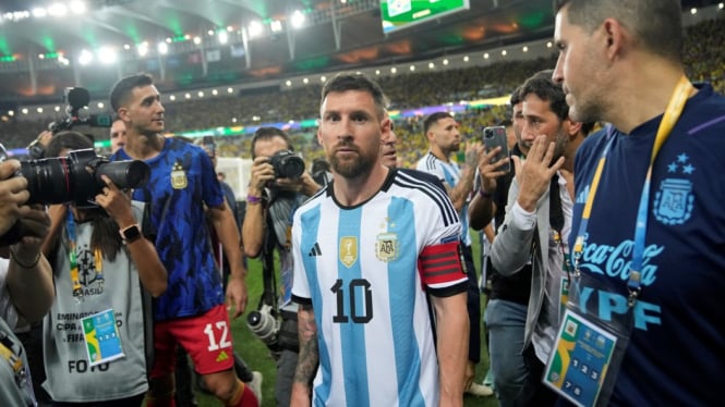 kapten Timnas Argentina Lionel Messi meninggalkan lapangan usai kerusuhan
