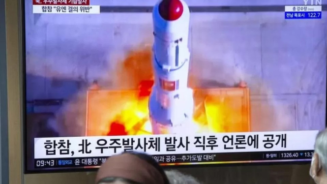 Korea Utara meluncurkan satelit mata-mata.