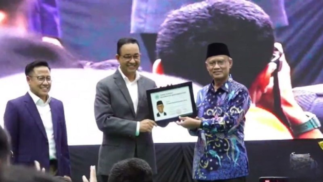 Anies Baswedan mendapat KTA Muhammadiyah