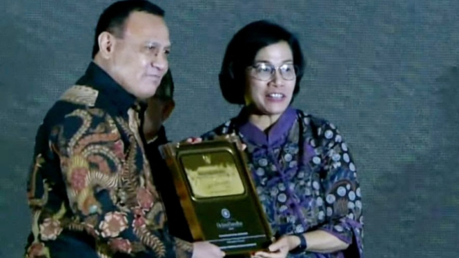 Menteri Keuangan, Sri Mulyani Indrawati, memberikan penghargaan Anugerah Reksa Bandha kepada Ketua KPK, Firli Bahuri.