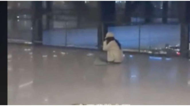 Viral Wanita Nangis Kejer Ketinggalan Pesawat Gegara Belanja