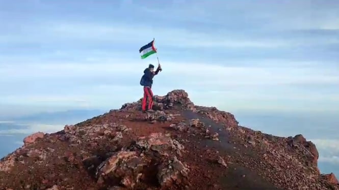 Wahyudi, Warga Jakarta Kibarkan Bendera Palestina di Gunung Kerinci  