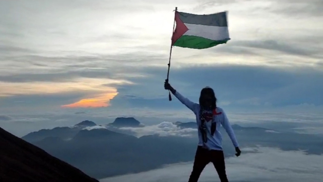 Bendera Palestina berkibar.