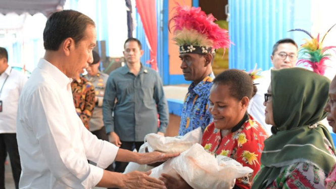 President Jokowi Delivers Food Assistance to Papua's Biak Numfor