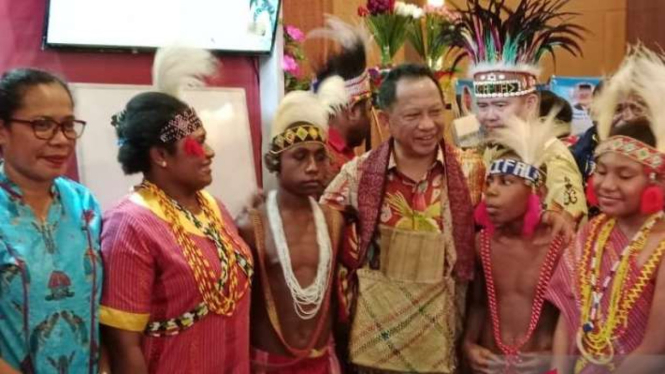 Menteri Dalam Negeri Tito Karnavian bersama sejumlah warga saat menghadiri peringatan ke-22 Otsus di Papua dan ulang tahun pertama DOB Papua Barat Daya di Sorong, Rabu 22 November 2023.