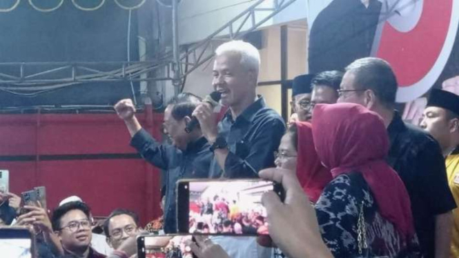 Calon presiden Ganjar Pranowo menyapa para relawan yang hadir di Kantor DPD PDI Perjuangan Jawa Timur di Surabaya, Rabu malam, 22 November 2023.