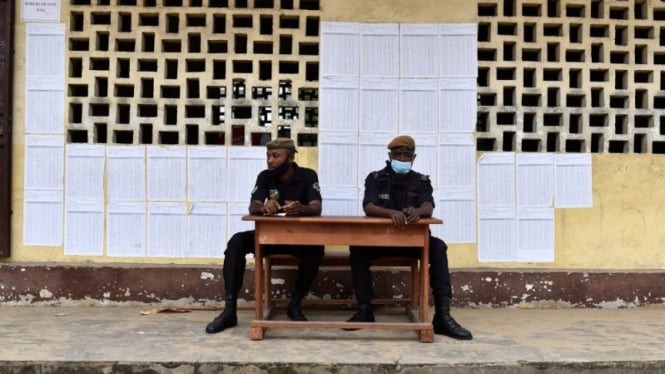 Tentara duduk di luar tempat pemungutan suara saat pemilihan presiden di Brazzaville, Republik Kongo, Minggu (21/3/2021).