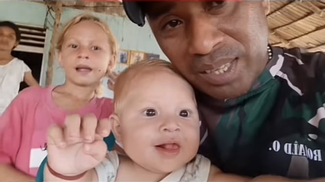 Viral Kisah Keluarga Asli Maluku Punya 3 Anak Bule