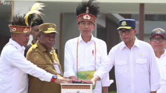 Presiden Jokowi menekan tombol sirine sebagai tanda peresmian pengoperasian Bandara Siboru Fakfak di Papua Barat dan Bandara Douw Aturure Nabire di Papua Tengah yang terletak di Bandara Siboru Fakfak.