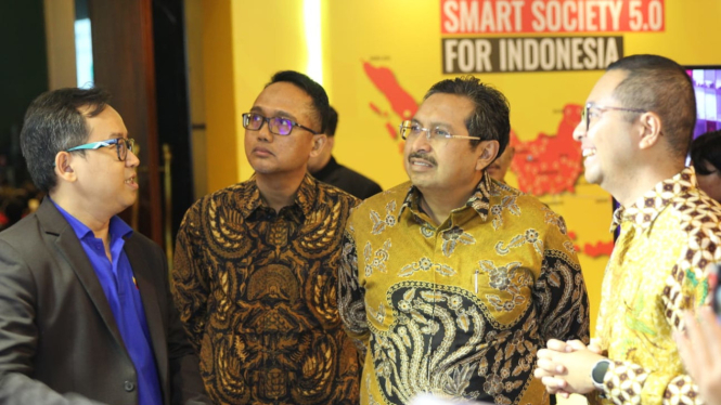 Direktur Jenderal Sumber Daya Perangkat Pos dan Informatika Kemenkominfo, Ismail (dua kanan).
