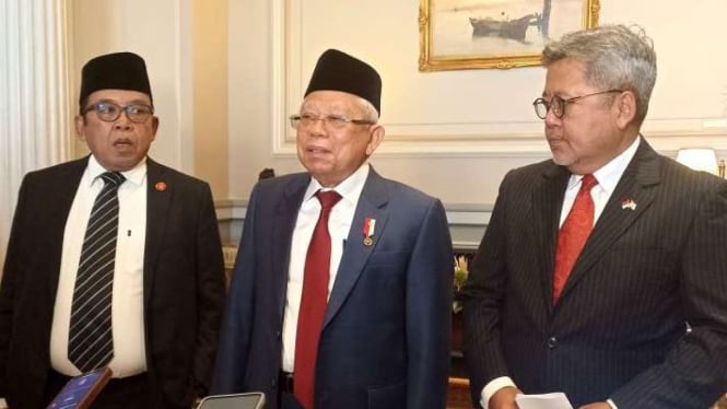 Wakil Presiden RI Maruf Amin (tengah) di sela kunjungan kerja di Athena, Yunani, Kamis waktu setempat, 23 November 2023.