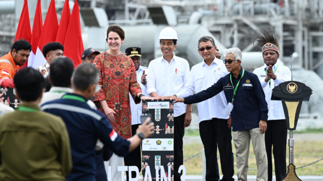 Presiden Joko Widodo (Jokowi) meresmikan proyek strategis nasional (PSN) Tangguh Train 3, yakni proyek pengembangan kilang gas alam cair liquified natural gas (LNG) di Teluk Bintuni.