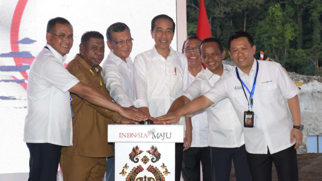 Presiden Joko Widodo (Jokowi) melakukan groundbreaking atau peletakan batu pertama kawasan industri pupuk di Kabupaten Fakfak, Papua Barat pada Jumat, 24 November 2023.