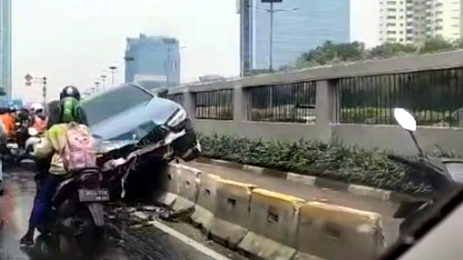Kecelakaan BMW 8 Series Coupe di Jalan Gatot Subroto