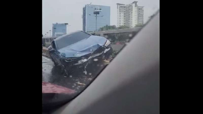 Mobil sedan BMW mewah tabrak separator di Jalan Gatot Subroto, Jakarta Pusat
