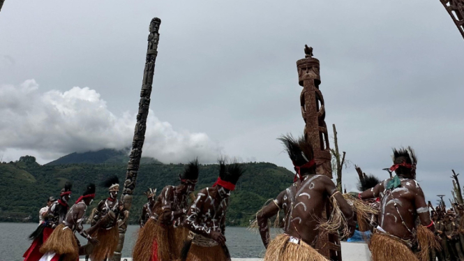 Totem Kamoro Papua mejeng di Danau Toba