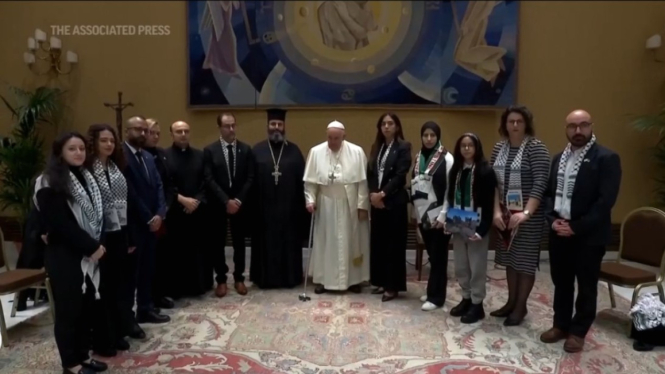 Paus Fransiskus bertemu dengan keluarga korban sandera Israel dan Palestina.