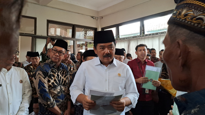 Menteri ATR Hadi Tjahjanto serahkan sertifikat tanah di Kabupaten Malang