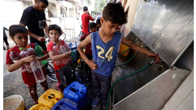 Ilustrasi anak Palestina mengantri mengambil air
