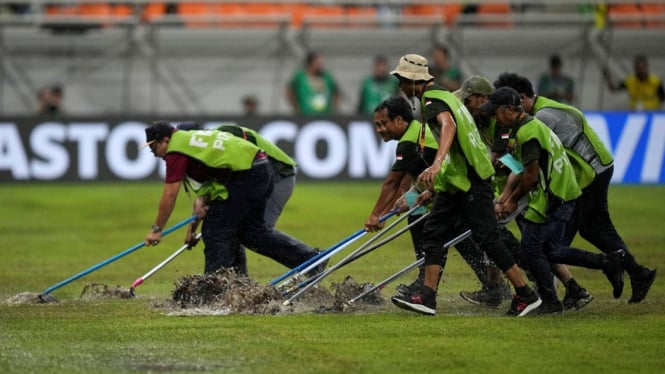 Rumput Jakarta International Stadium (JIS) tergenang saat hujan deras
